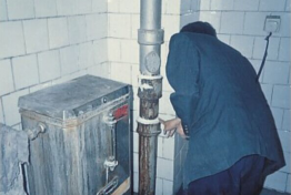 铸铁管破裂带水堵漏施工